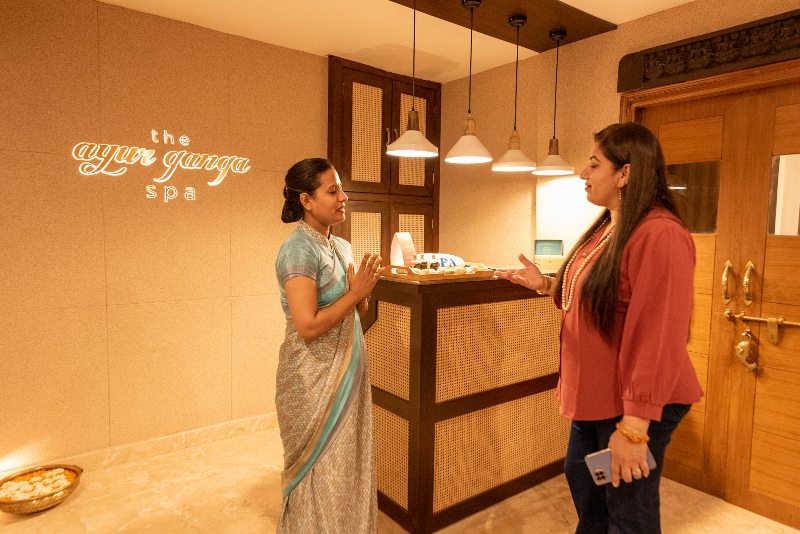 spa-reception-with-guest1